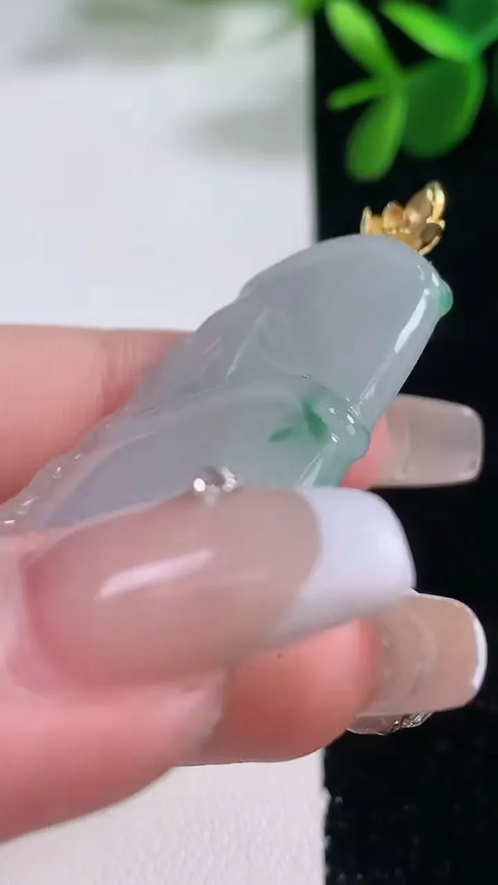 天然A货翡翠18K金飘花节节高升 竹节吊坠，尺寸43.6-28-5.7，重量:15.22g
12月2