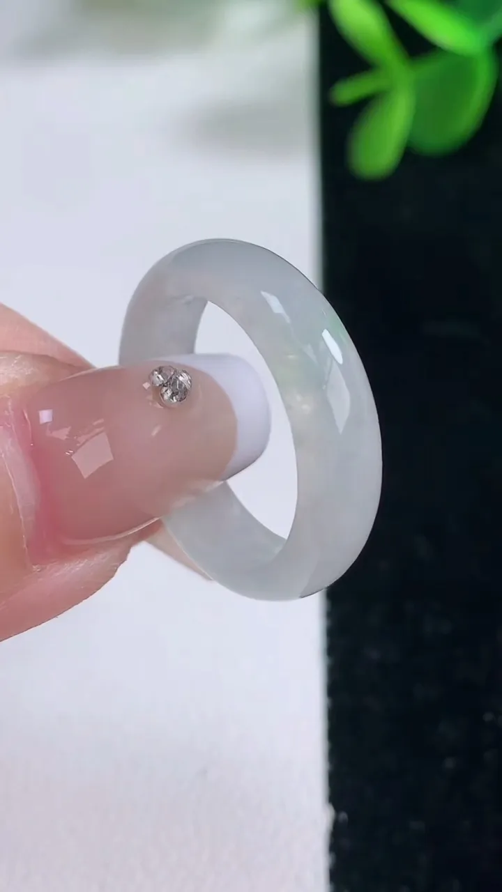 天然A货翡翠指环戒指，尺寸17.8-5.3-2.8，重量:3.06g2025年12月25日
工厂直销