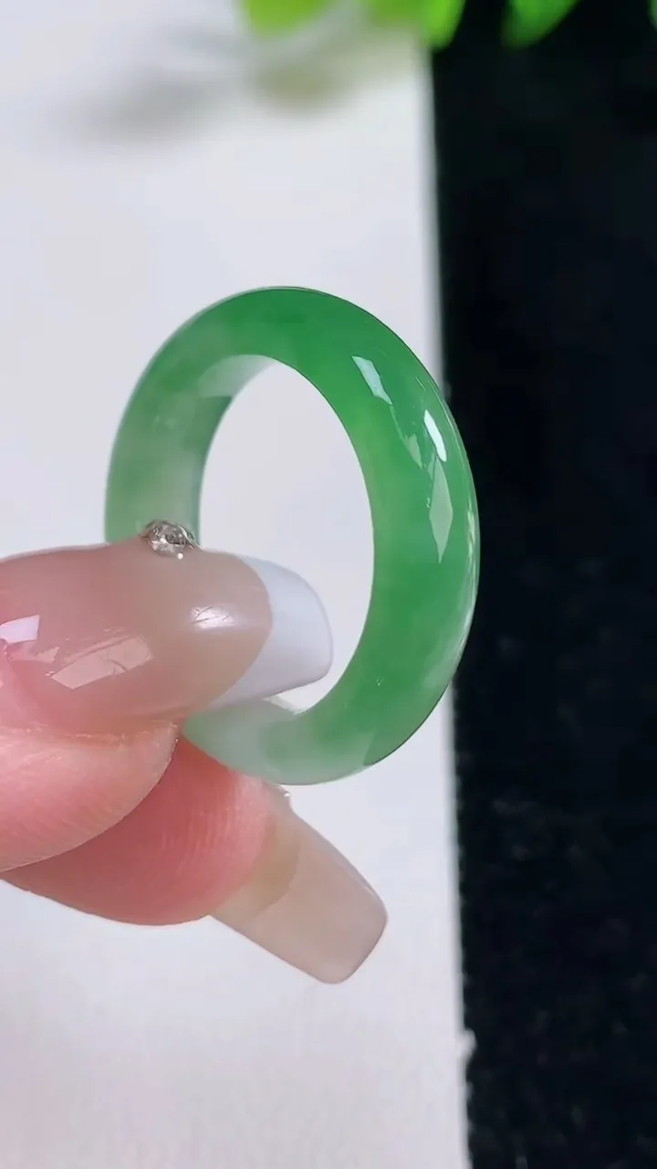 天然A货翡翠指环戒指，尺寸18-5.2-3.7，重量:4.18g2025年12月25日
工厂直销收藏佳品,种好水足，色泽均匀，有种有色，上手高大气！