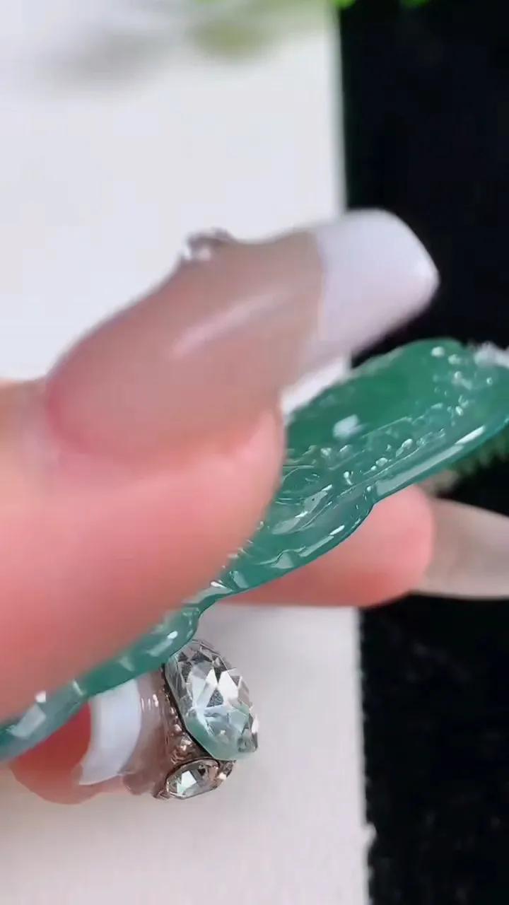 天然A货翡翠度母观音吊坠，尺寸59.5-35.8-3.7，重量:19.66g
12月25日