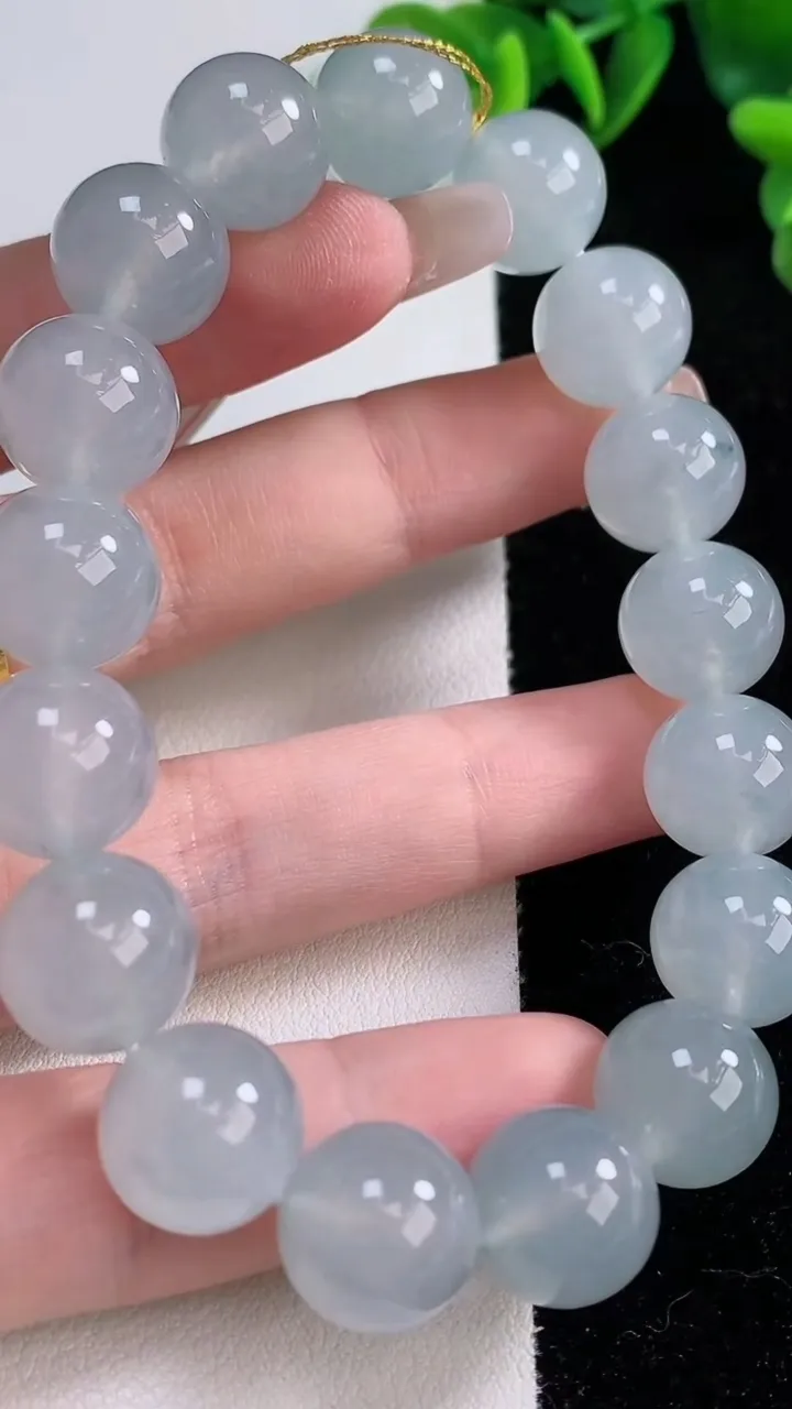 天然A货翡翠种飘花圆珠手串，尺寸12.2-17颗，重量:56.62g12月25日
工厂直销收藏佳品,种好水足，色泽均匀，有种有色，上手高大气！