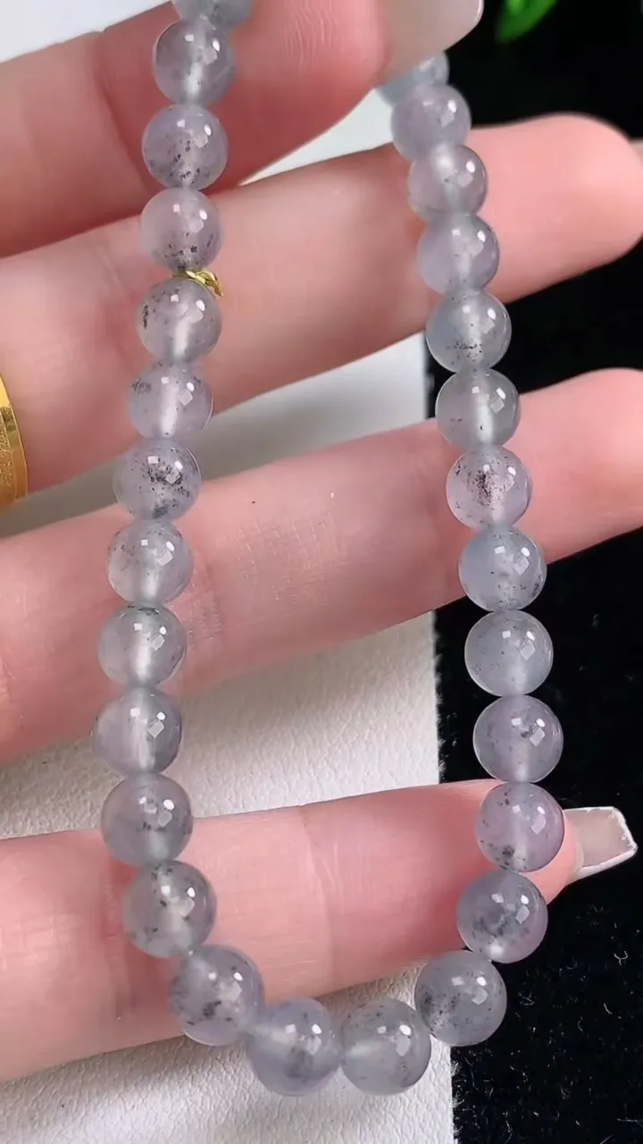 天然A货翡翠种乌鸡种圆珠手串，尺寸6.3-29颗，重量:13.31g12月25日
工厂直销收藏佳品,种好水足，色泽均匀，有种有色，上手高大气！