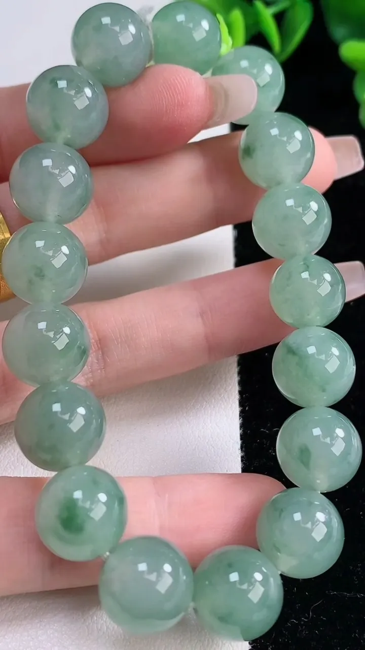 天然A货翡翠种飘花圆珠手串，尺寸12-17颗，重量:53.51g12月25日
工厂直销收藏佳品,种好水足，色泽均匀，有种有色，上手高大气！