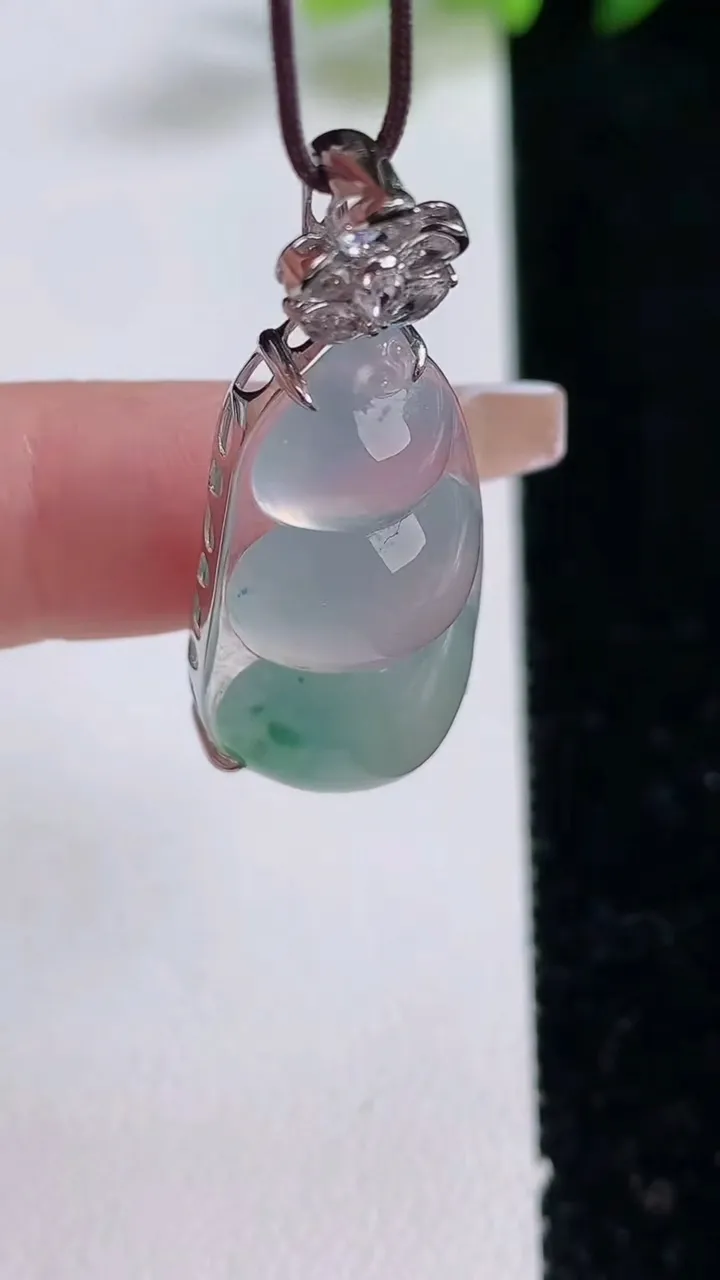 天然A货翡翠种飘花福豆吊坠，尺寸29.4-14.8-9.2，重量:5.41g
12月25日