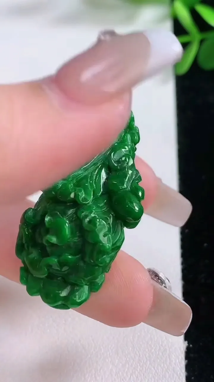 天然A货翡翠白菜吊坠，尺寸48.4-21.5-12，重:14.65g
12月25日