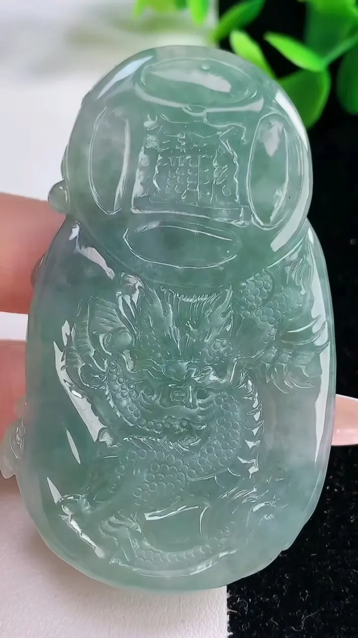 天然A货翡翠财神爷吊坠，尺寸70.3-40.2-8.2，重量:44.50g
12月25日