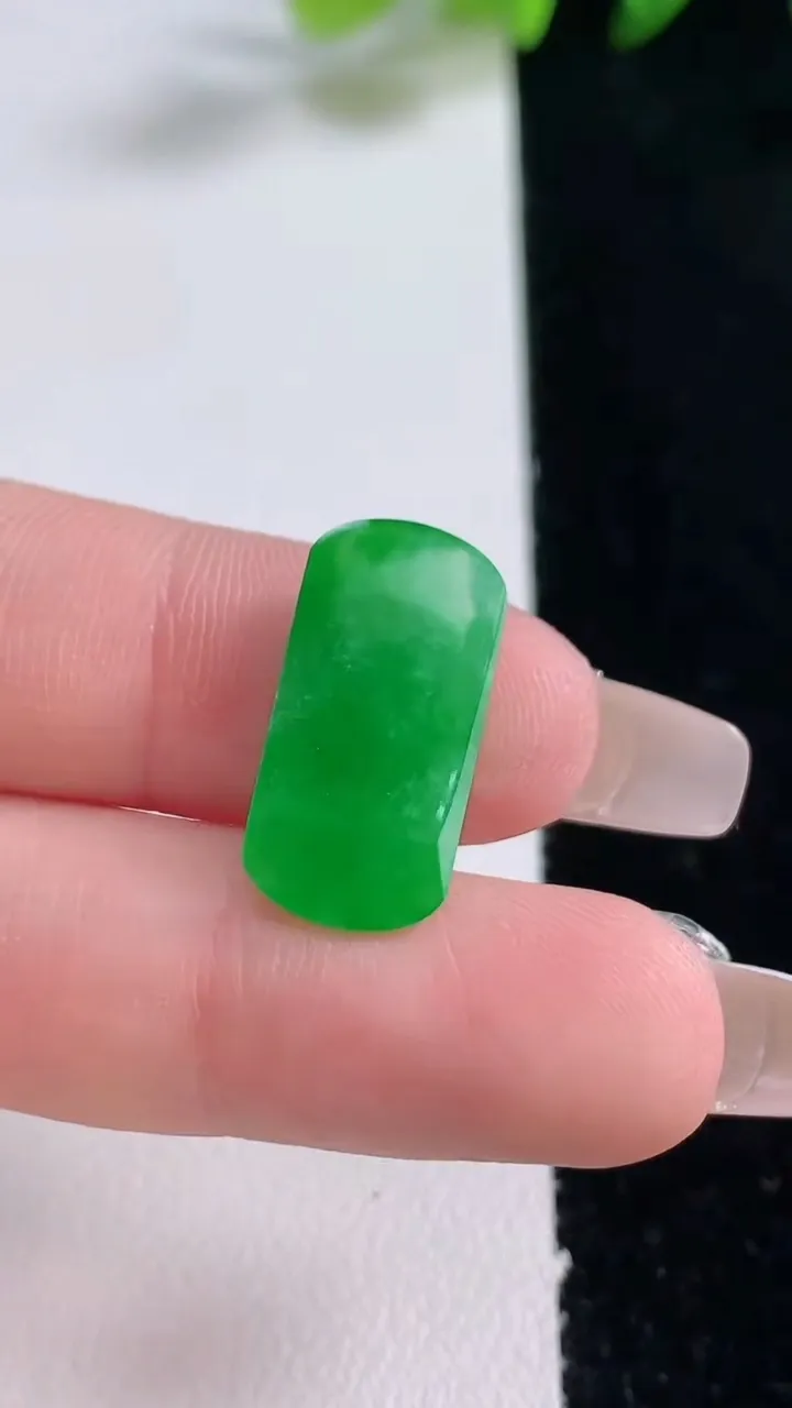 天然A货翡翠马鞍戒面，尺寸20-10.2-2.5，重量:1.38g2025年12月25日
工厂直销收藏佳品,种好水足，色泽均匀，有种有色，上手高大气！