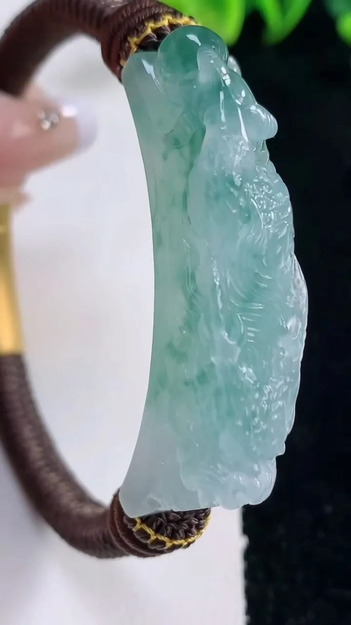 天然A货翡翠种飘花龙牌手牌，尺寸48.3-11.6-12.3，重量:28.94g
12月25日