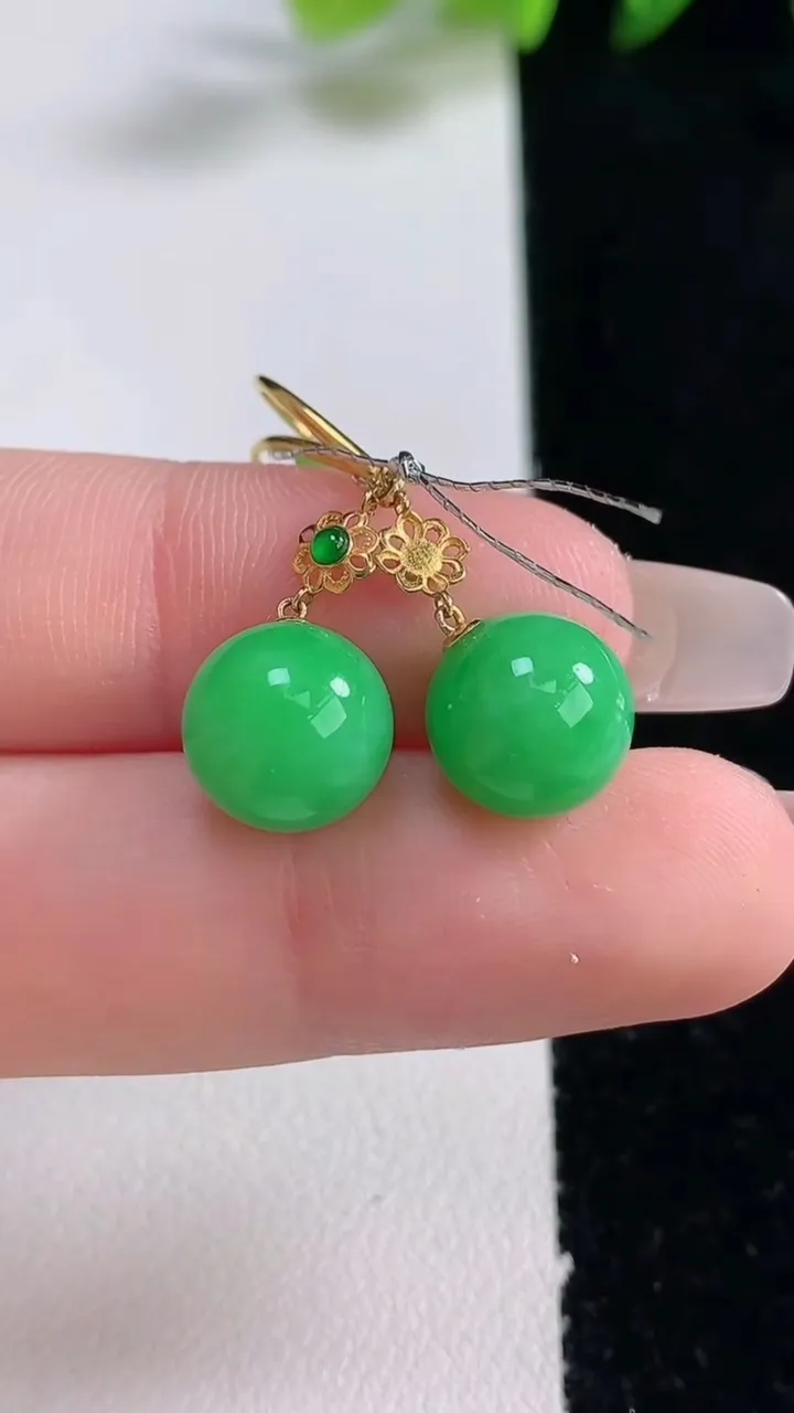 天然A货翡翠圆珠耳坠，尺寸9.7，重量:4.43g12月25日
工厂直销收藏佳品,种好水足，色泽均匀，有种有色，上手高大气！