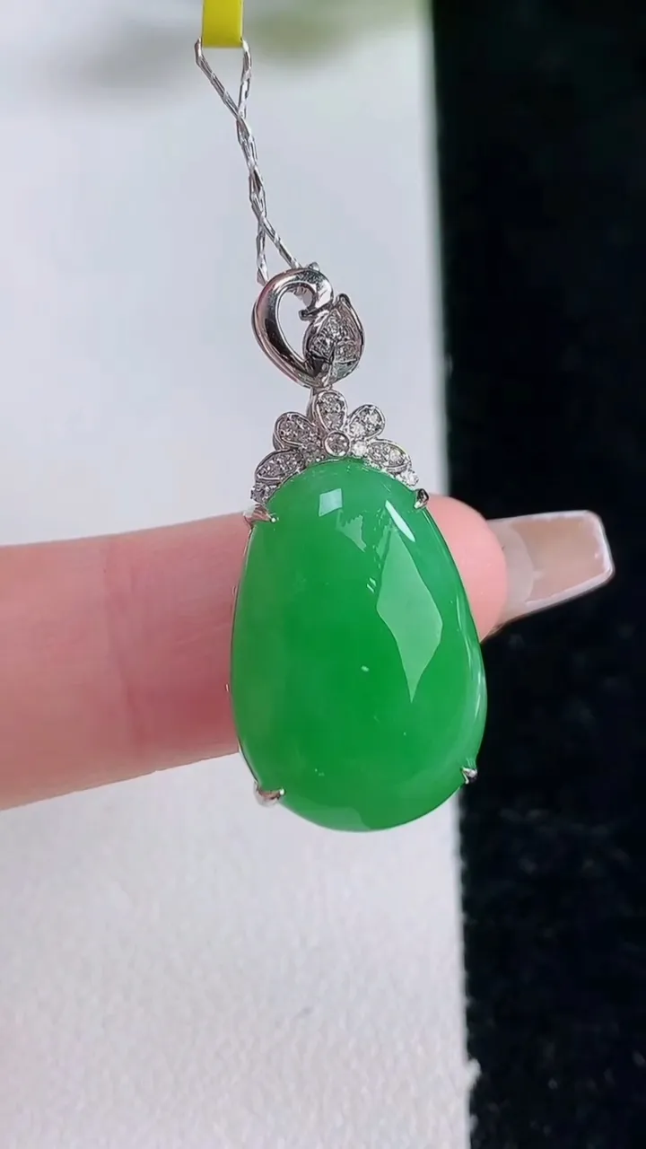 天然A货翡翠福瓜吊坠，尺寸28-18.2-12.8-8.5，重量:3.72g
12月25日