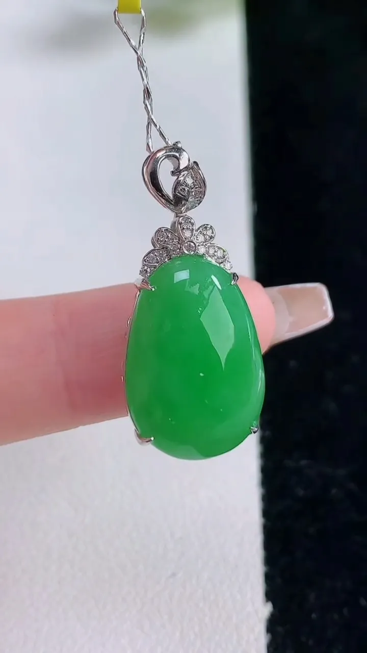 天然A货翡翠福瓜吊坠，尺寸28-18.2-12.8-8.5，重量:3.72g
12月25日