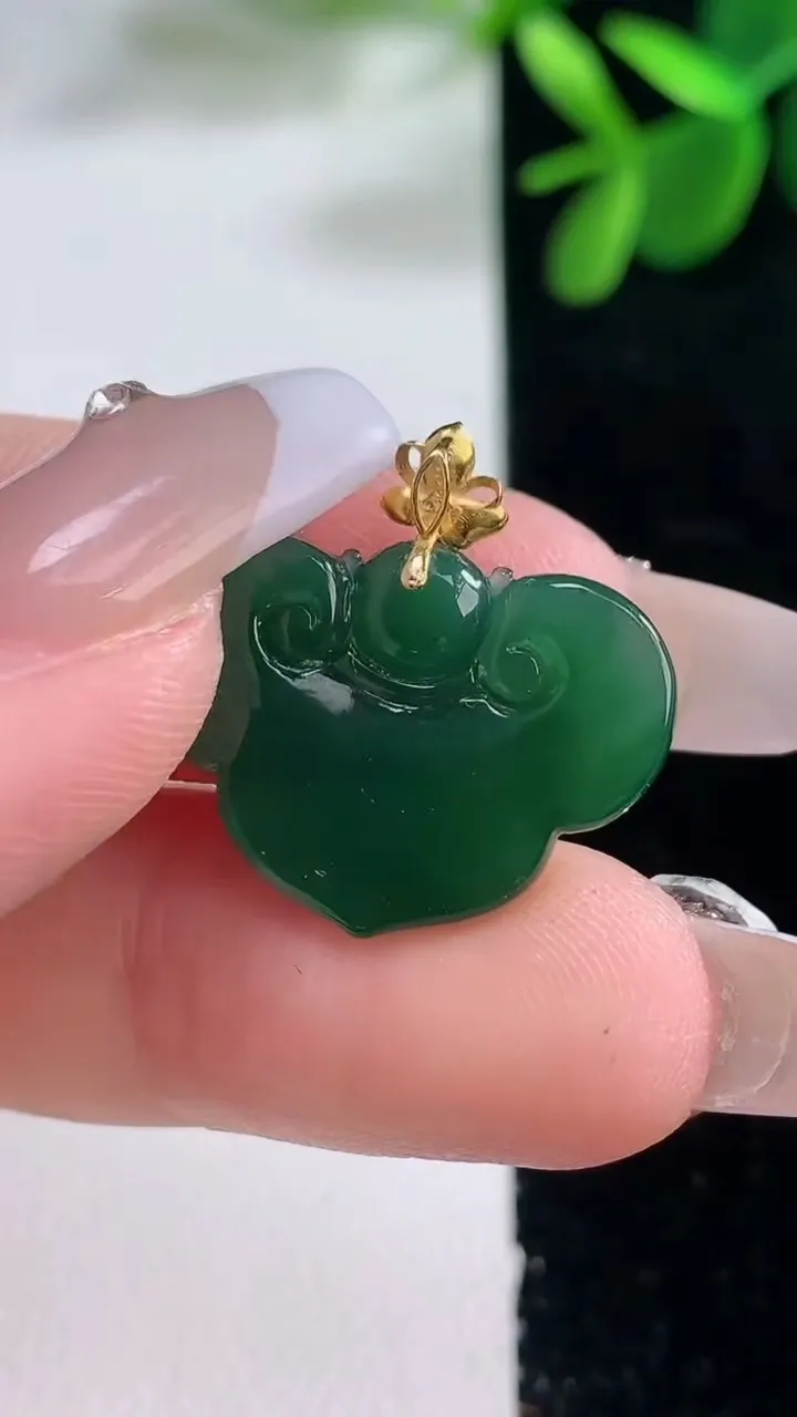 天然A货翡翠如意头吊坠，尺寸15.8-22-4.6，重量:2.92g
12月25日