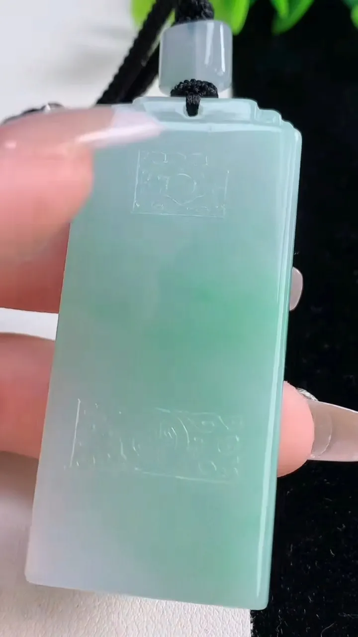 天然A货翡翠仿古无事牌吊坠，尺寸61.7-28-7.9，重量:49.18g
12月25日