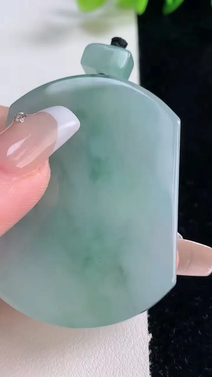 天然A货翡翠飘花无事牌吊坠，尺寸51.3-38-5.6，重量:33.73g
12月25日