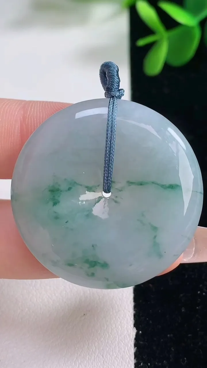 天然A货翡翠飘花平安扣吊坠，尺寸34.6-5.8，重量:15.15g
12月25日