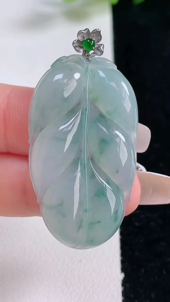 天然A货翡翠种飘花金枝玉叶 叶子吊坠，尺寸40-22.4-4.8，重量:8.56g
12月25日