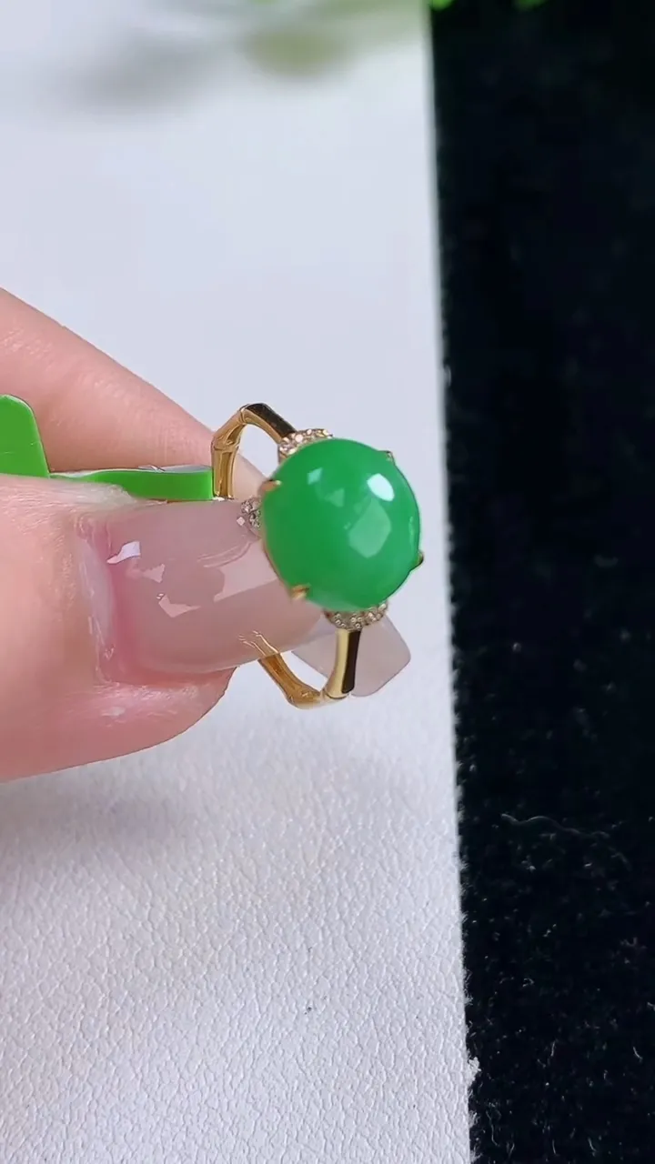 天然A货翡翠蛋面戒指，尺寸17.3-9.6-8.8-5，重量:1.84g2025年12月25日
工厂直销收藏佳品,种好水足，色泽均匀，有种有色，上手高大气！