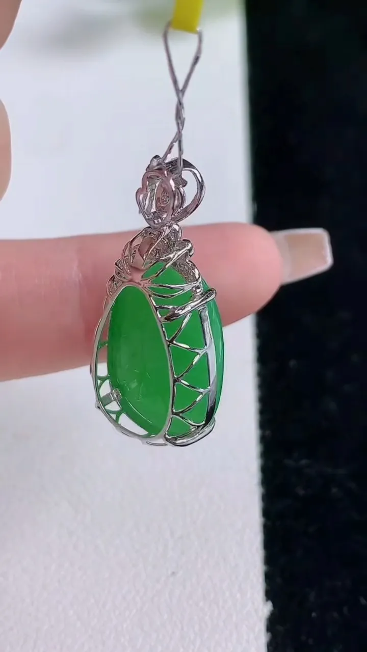 天然A货翡翠福瓜吊坠，尺寸28-18.2-12.8-8.5，重量:3.72g
12月25日