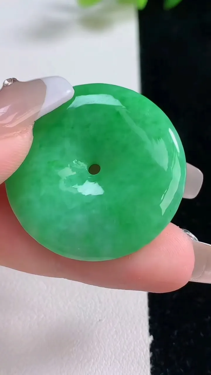 天然A货翡翠平安扣吊坠，尺寸32.6-5.6，重量:13.55g
12月25日