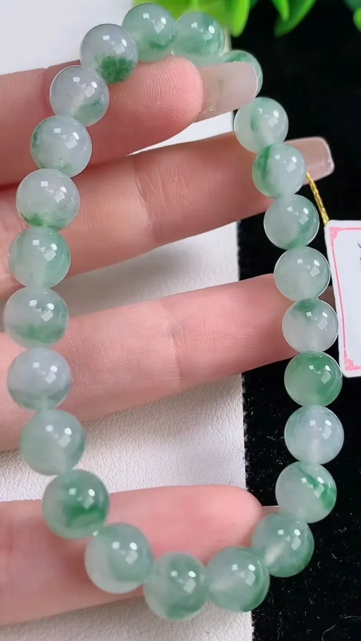 天然A货翡翠种飘花圆珠手串，尺寸7.9-24颗，重量:21.45g12月25日
工厂直销收藏佳品,种好水足，色泽均匀，有种有色，上手高大气！
