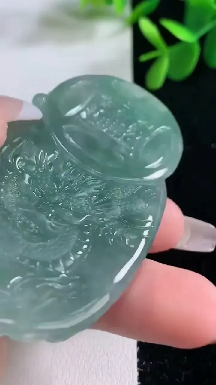 天然A货翡翠财神爷吊坠，尺寸70.3-40.2-8.2，重量:44.50g
12月25日