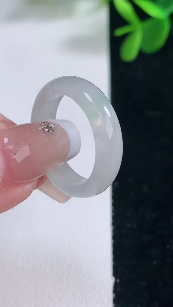 天然A货翡翠指环戒指，尺寸17.8-5.3-2.8，重量:3.06g2025年12月25日
工厂直销收藏佳品,种好水足，色泽均匀，有种有色，上手高大气！