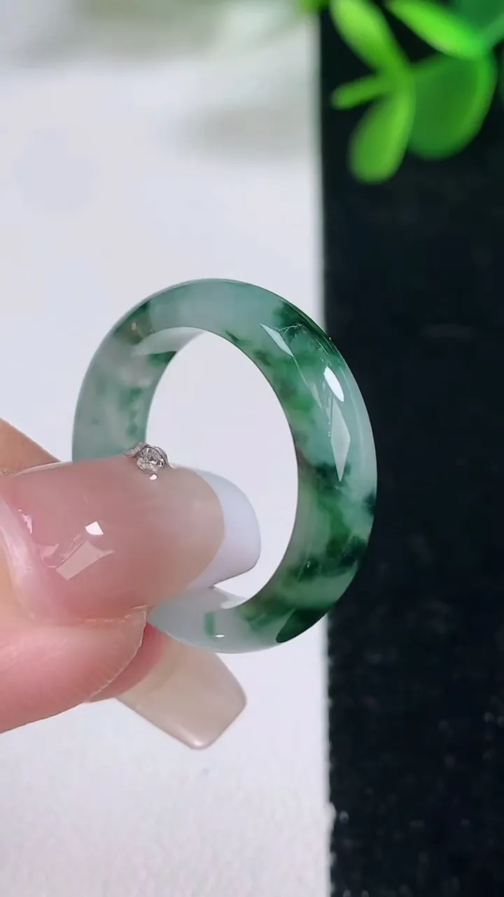 天然A货翡翠冰种飘花指环戒指，尺寸18-5.2-2.9，重量:3.48g2025年12月25日
工厂直销收藏佳品,种好水足，色泽均匀，有种有色，上手高大气！