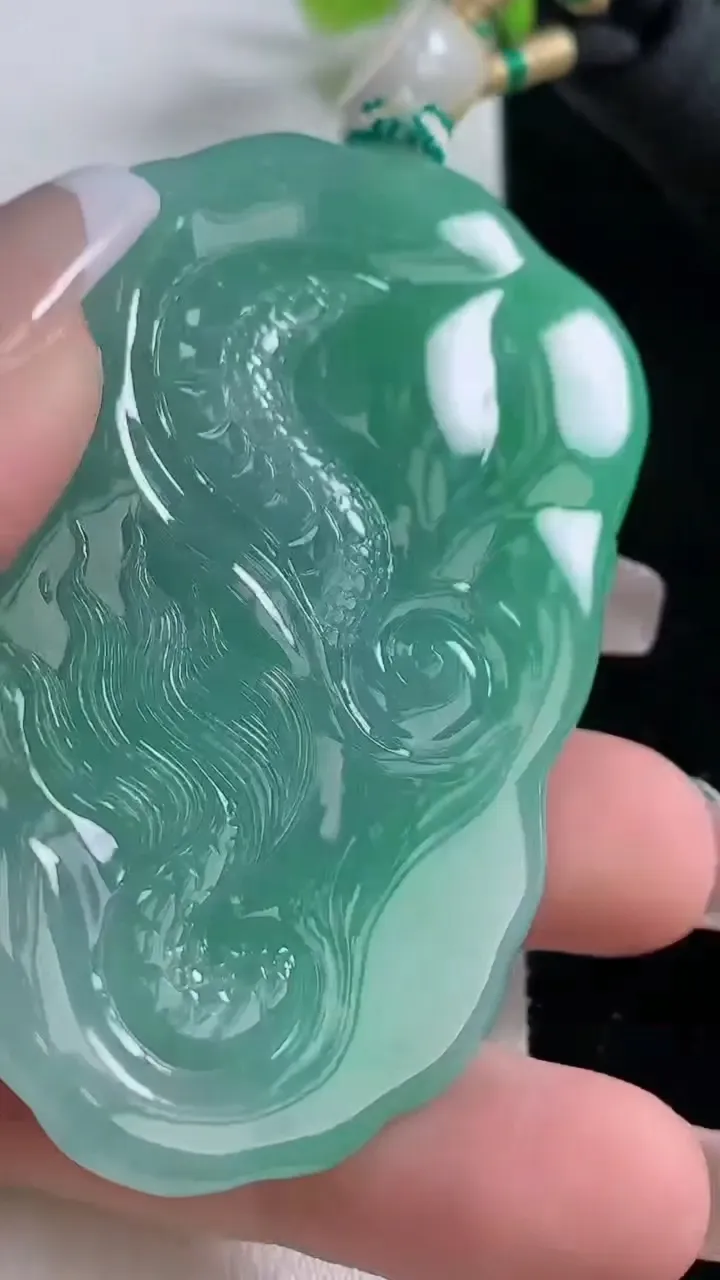 天然A货翡翠龙牌吊坠，尺寸64-38.3-14.4，重量:66.66g
12月25日