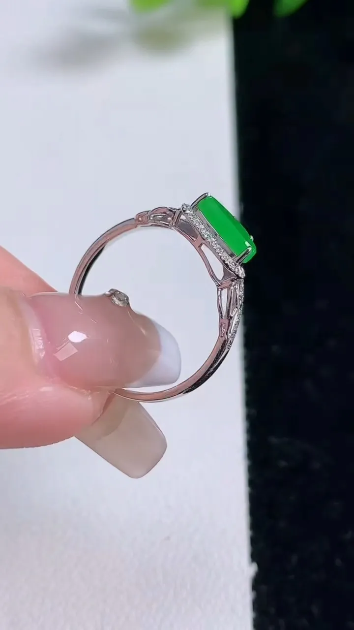 天然A货翡翠随形戒指，尺寸17.3-7.8-4.7，重量:1.66g2025年12月25日
工厂直销收藏佳品,种好水足，色泽均匀，有种有色，上手高大气！