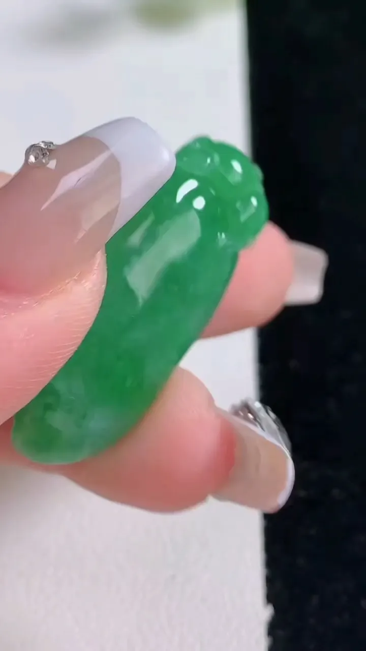 天然A货翡翠福瓜吊坠，尺寸36-15.5-10，重量:9.72g
12月25日