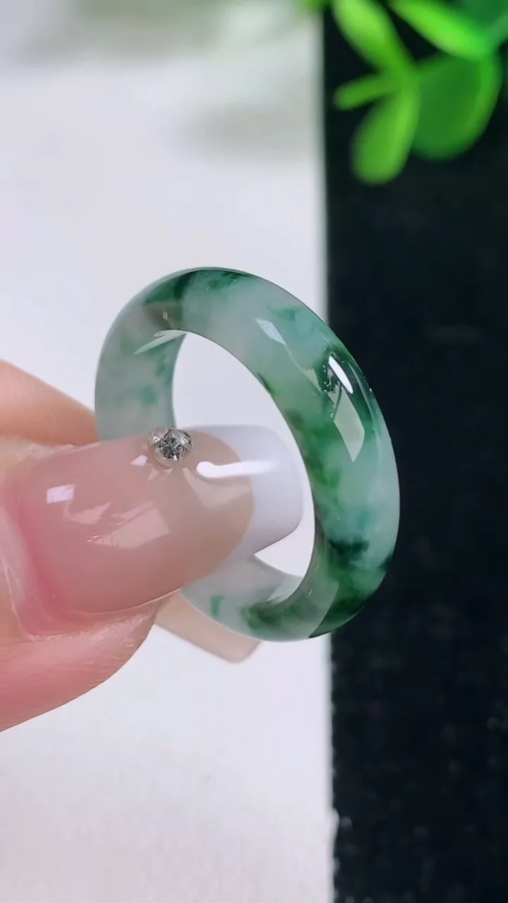 天然A货翡翠冰种飘花指环戒指，尺寸18-5.2-2.9，重量:3.48g2025年12月25日
工厂直销收藏佳品,种好水足，色泽均匀，有种有色，上手高大气！