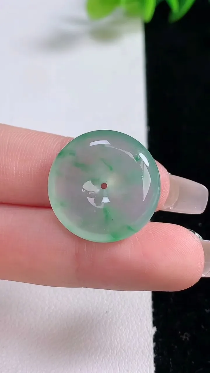 天然A货翡翠平安扣吊坠，尺寸21.5-5.6，重量:5.12g
12月25日