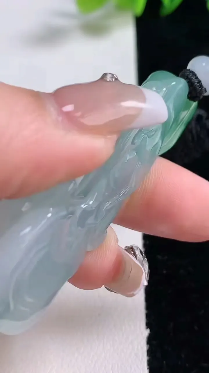 天然A货翡翠逍遥佛吊坠，尺寸59.2-22.8-11.7，重量:32.23g
12月25日