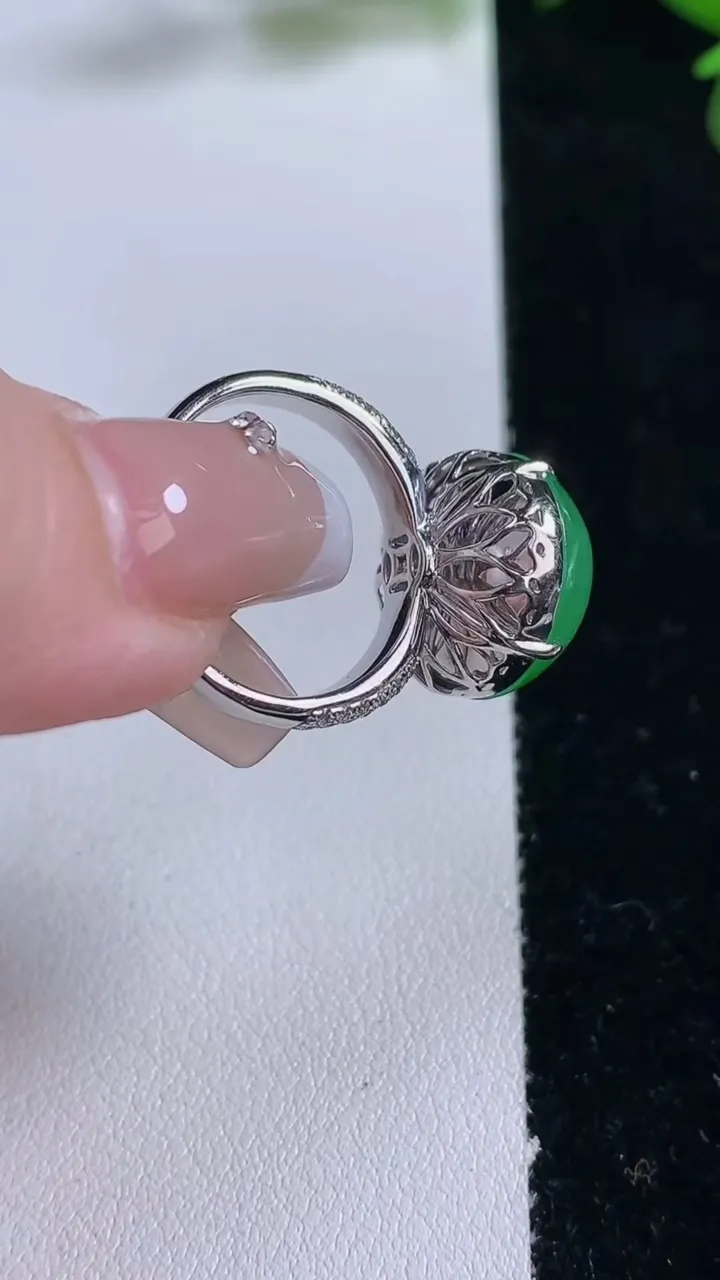 天然A货翡翠蛋面戒指，尺寸17.4-15.3-12，重量:7.05g2025年12月25日
工厂直销收藏佳品,种好水足，色泽均匀，有种有色，上手高大气！