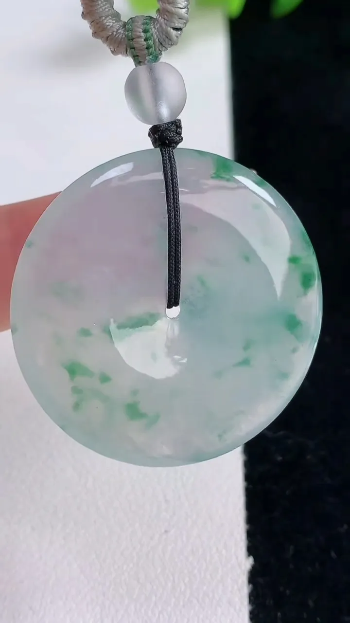 天然A货翡翠种飘花平安扣吊坠，尺寸34.5-5.2，重量:17.29g
12月25日