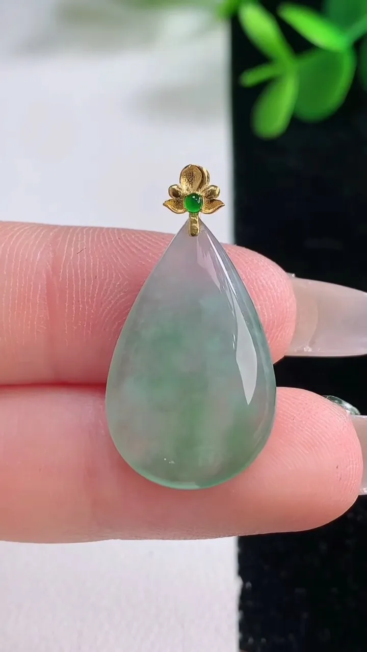 天然A货翡翠水滴吊坠，尺寸23.2-15-4.4，重量:2.75g
12月25日