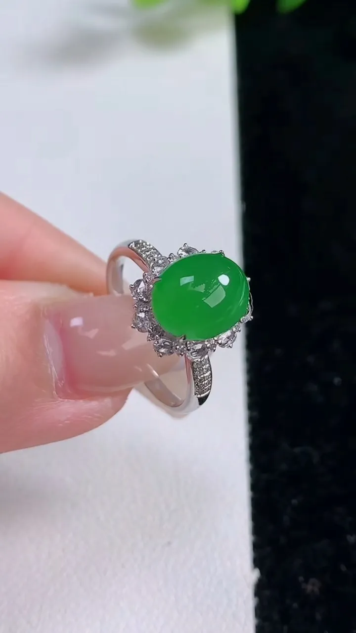 天然A货翡翠蛋面戒指，尺寸17.4-9.7-7.9-9.7，重量:2.89g2025年12月25日
工厂直销收藏佳品,种好水足，色泽均匀，有种有色，上手高大气！