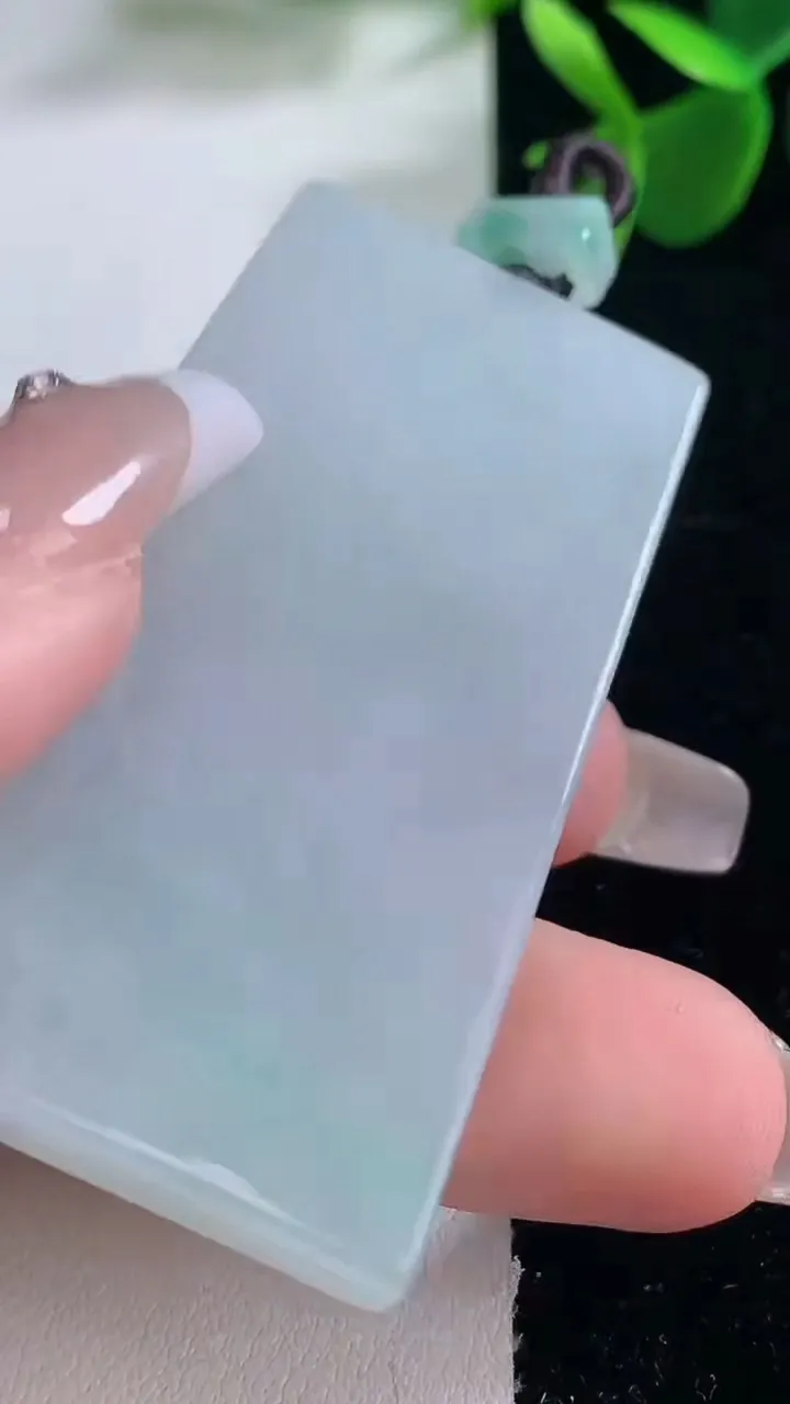 天然A货翡翠无事牌吊坠，尺寸57.2-31-6，重量:34.11g
12月25日