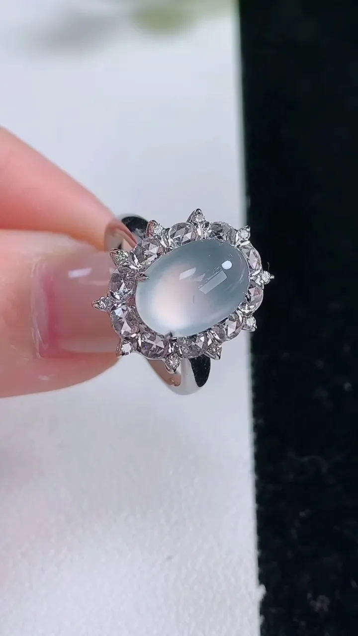 天然A货翡翠种白冰蛋面戒指，尺寸17.4-11-7.5-10.5，重量:3.72g2025年12月2