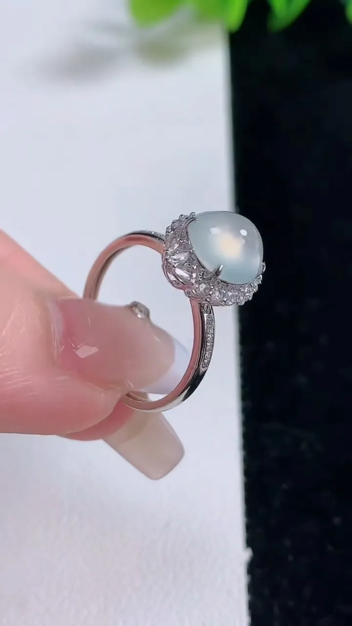 天然A货翡翠种白冰蛋面戒指，尺寸17.2-9-7.8，重量:2.33g2025年12月25日
工厂直销收藏佳品,种好水足，色泽均匀，有种有色，上手高大气！