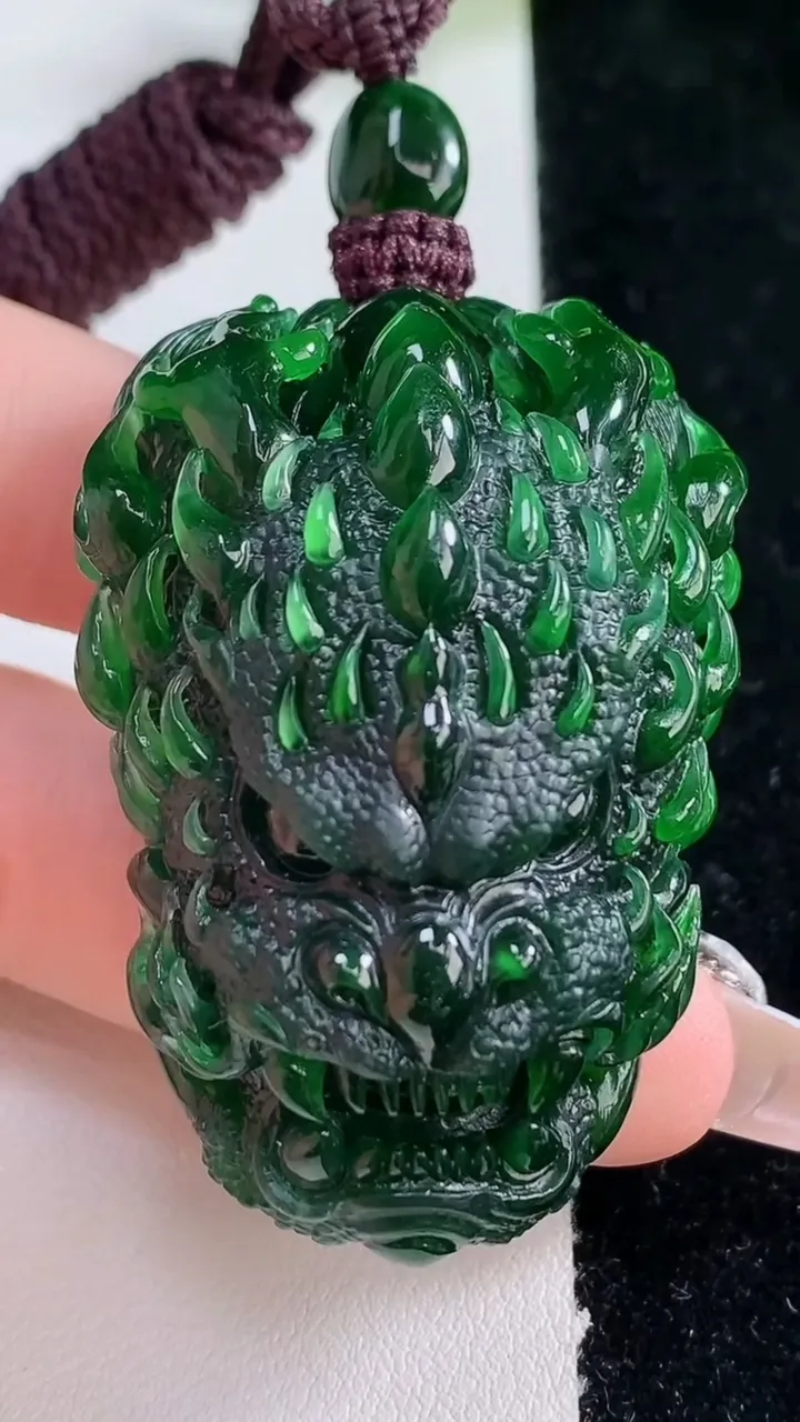天然A货翡翠龙牌吊坠，尺寸49.3-32.8-23.4，重量:63.05g
12月25日