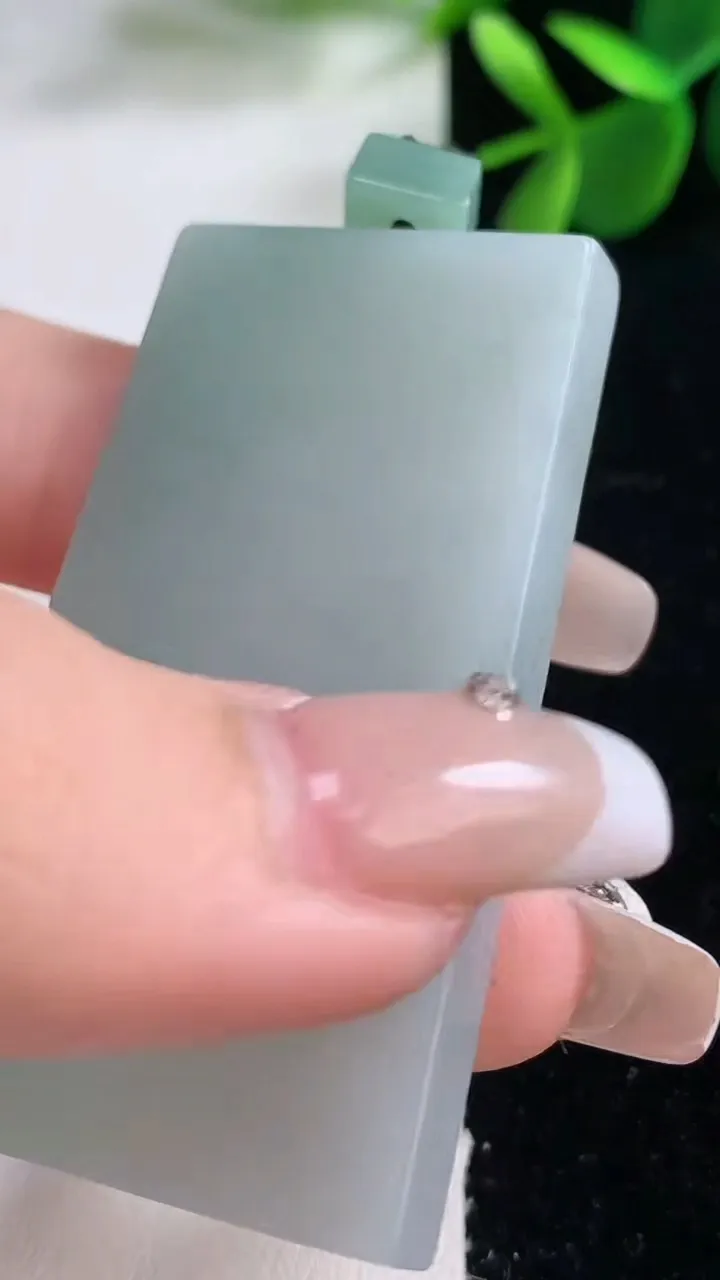 天然A货翡翠无事牌吊坠，尺寸54.2-31-5.4，重量:29.76g
12月25日