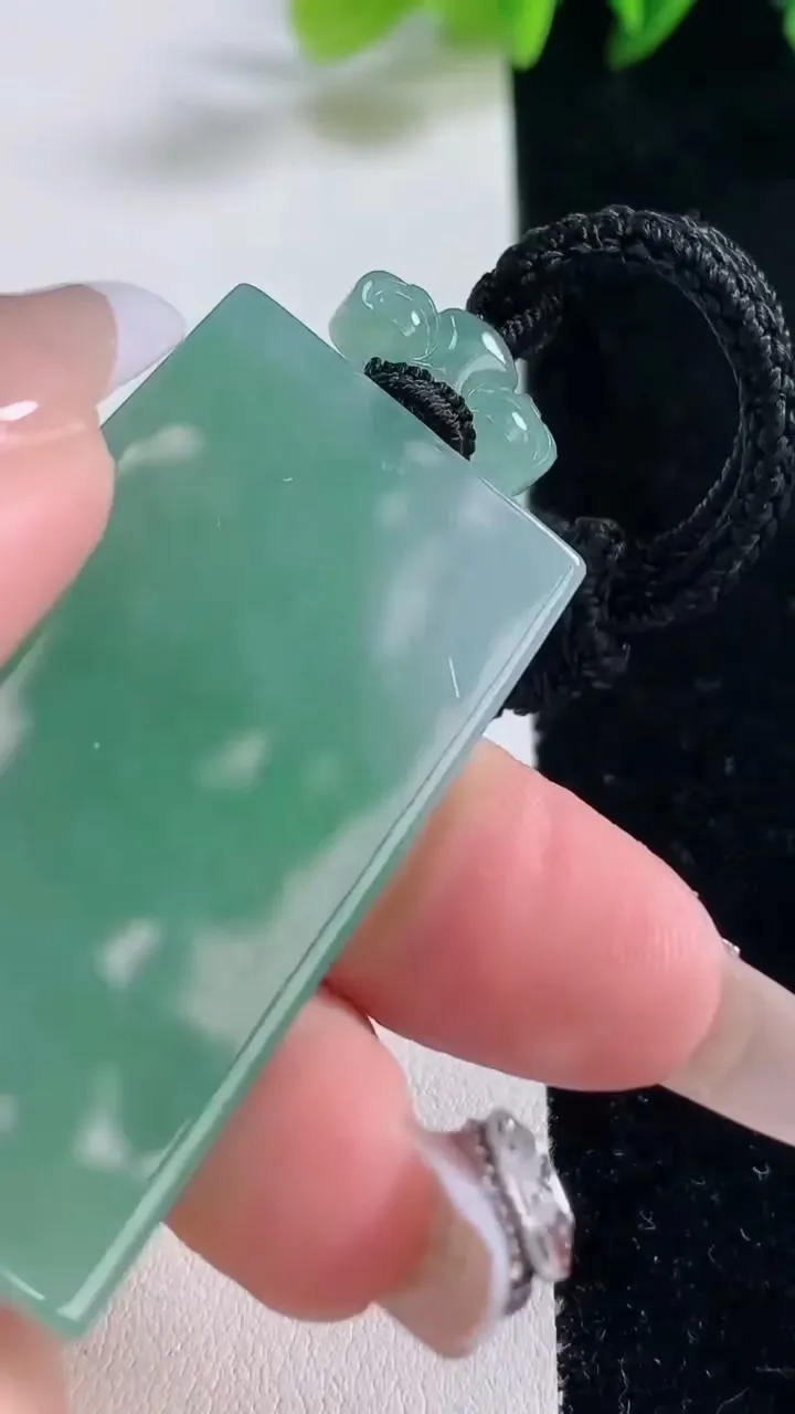 天然A货翡翠无事牌吊坠，尺寸47.4-26.3-5.7，重量:27.10g
12月25日