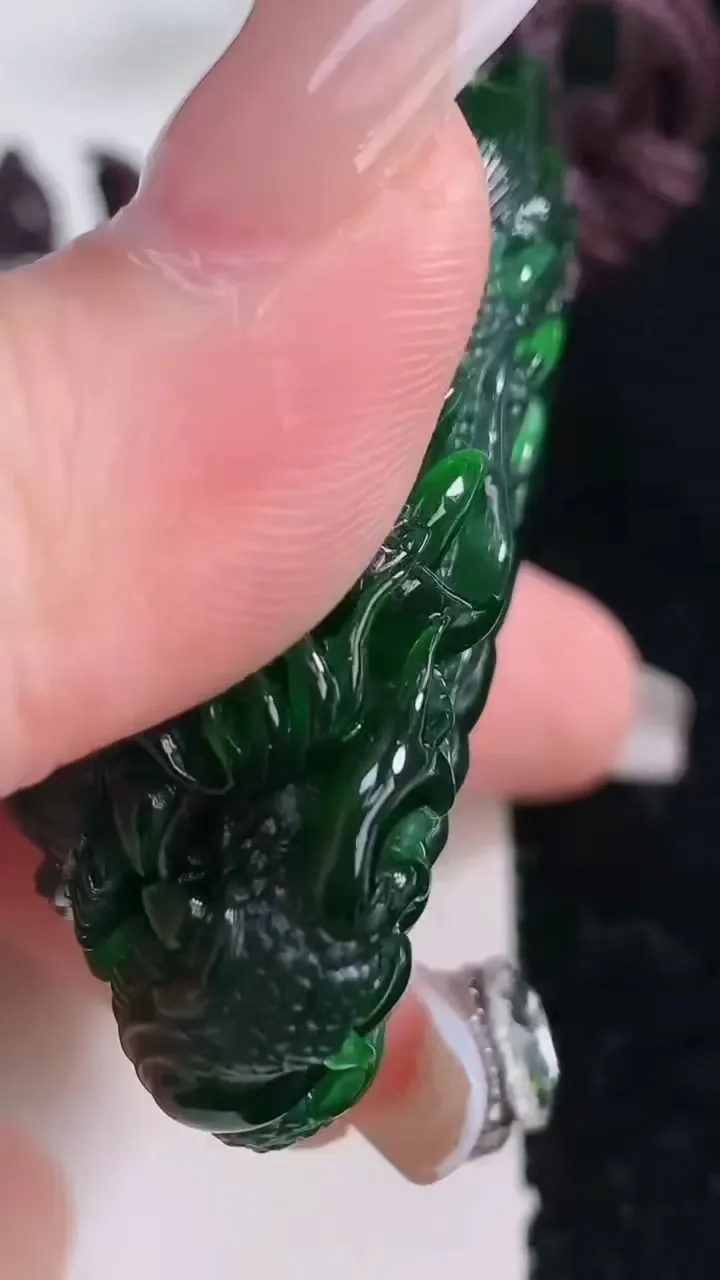 天然A货翡翠龙牌吊坠，尺寸49.3-32.8-23.4，重量:63.05g
12月25日