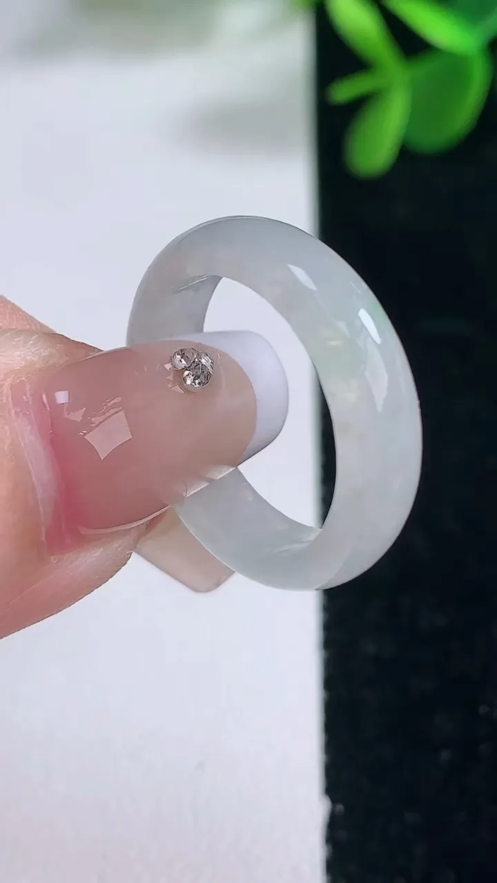 天然A货翡翠指环戒指，尺寸17.8-5.3-2.8，重量:3.06g2025年12月25日
工厂直销