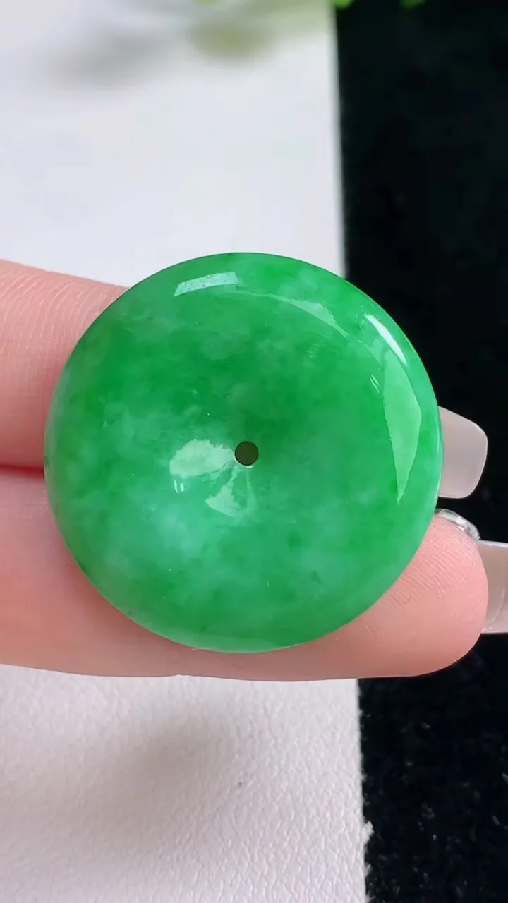 天然A货翡翠平安扣吊坠，尺寸28.7-5.2，重量:8.95g
12月25日