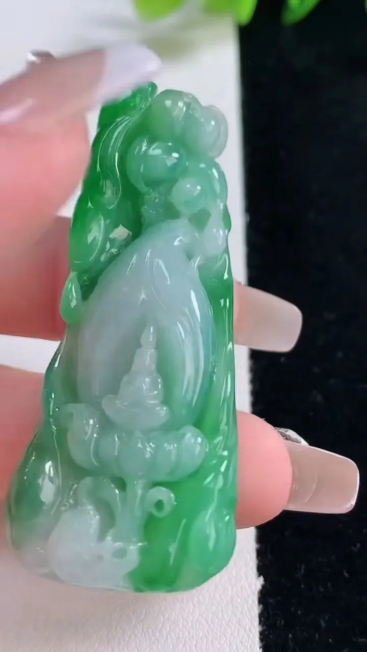 天然A货翡翠无相观音吊坠，尺寸59-24.2-10.7，重量:28.55g
12月25日