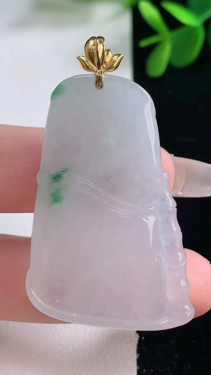 天然A货翡翠18K金飘花节节高升 竹节吊坠，尺寸43.6-28-5.7，重量:15.22g
12月25日