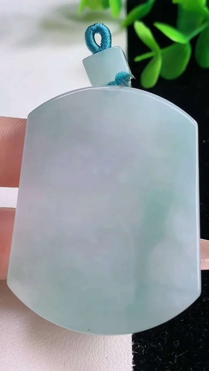 天然A货翡翠无事牌吊坠，尺寸52.5-39.7-5.6，重量:35.30g
12月25日