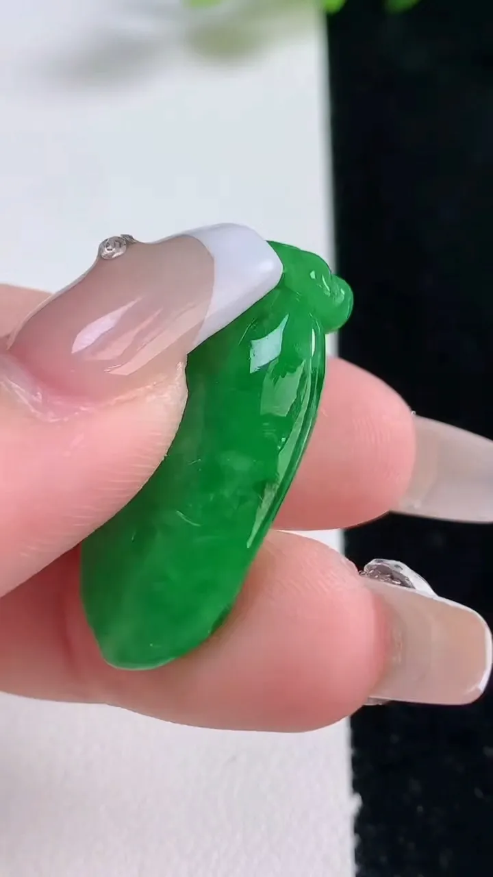 天然A货翡翠福瓜吊坠，尺寸31.7-15-9.7，重量:7.50g
12月25日